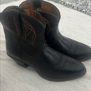 Ariat Boots 
Color : Brown
Size: 7B